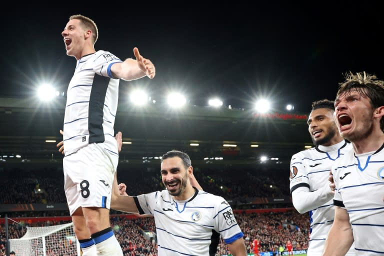 Mario Pasalic (izquierda) festeja su gol en la victoria 3-0 del Atalanta ante el Liverpool en la ida de cuartos de final de la Europa League. En Liverpool (noroeste de Inglaterra), el 11 de abril de 2024 (DARREN STAPLES)