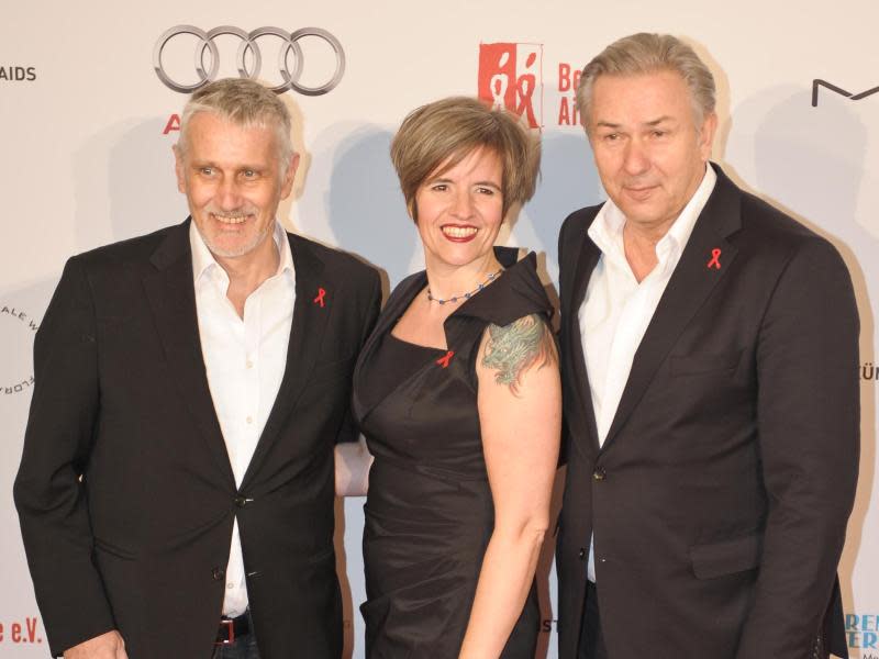 Jörn Kubicki (l-r), Ute Hiller und Klaus Wowereit bei der Benefizgala «Künstler gegen Aids». Foto: Ole Spata