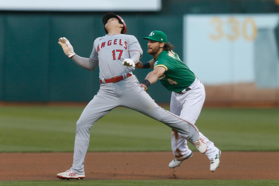 大谷翔平在壘間遭到運動家隊二壘手Chad Pinder觸殺。(Photo by Lachlan Cunningham/Getty Images)