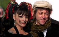 So etwas kriegt auch ein Bob Geldof nicht jeden Tag zu Gesicht: Nina Hagen, hier im Jahr 2003 bei einer Gala in Berlin, sucht nicht nur musikalisch, sondern auch Frisuren-technisch immer das Extreme. (Bild: Getty Images/Sean Gallup)