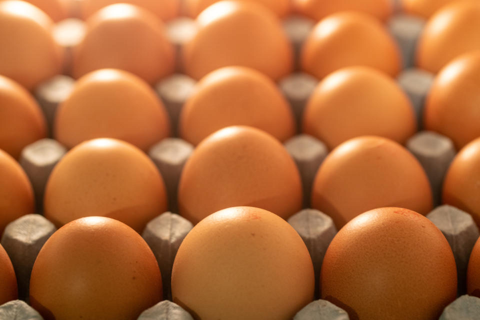 Muchas veces paquetes con muchos huevos no resultan comparativamente más baratos que una docena. (Getty Creative)