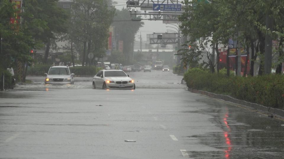 台南三分之一行政區淹水