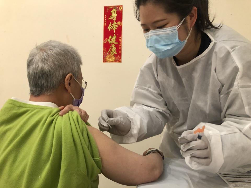 市公立醫院系統提醒今年秋冬季，新冠加流感的「雙流行」威脅，呼籲及早接種疫苗。(記者顏嘉瑩／攝影)