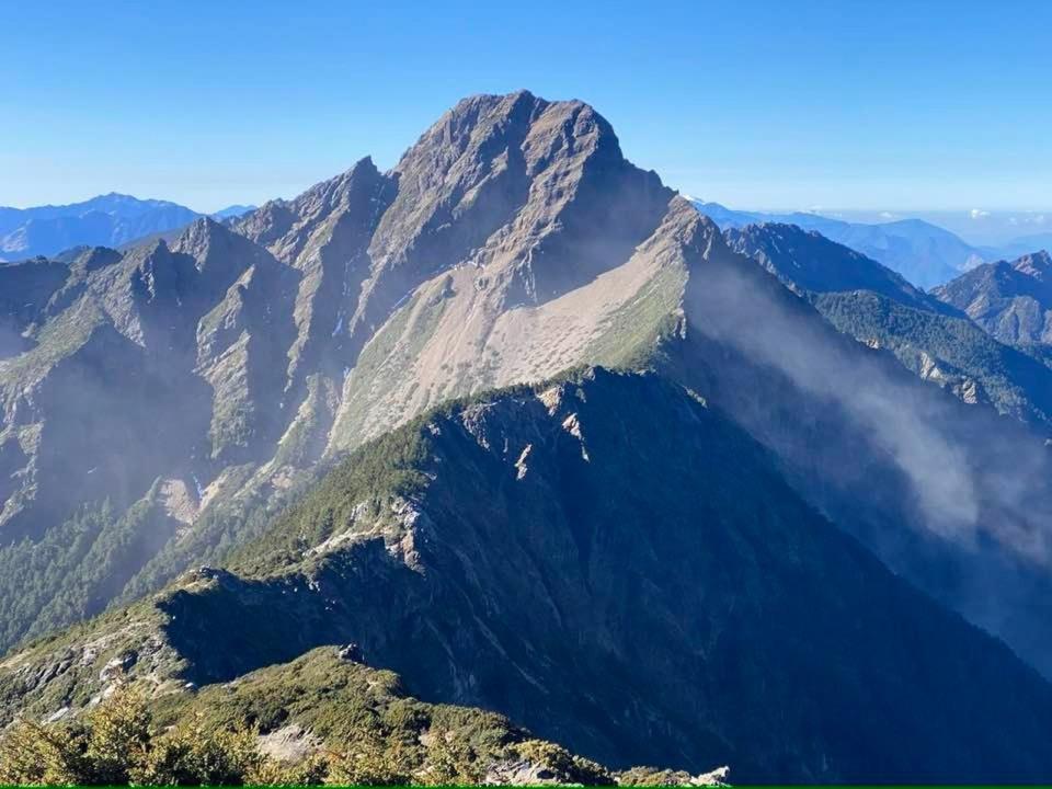 玉山示警了！震後山側揚塵，鄭明典籲「暫不要往山裡走」。（翻自鄭明典臉書）