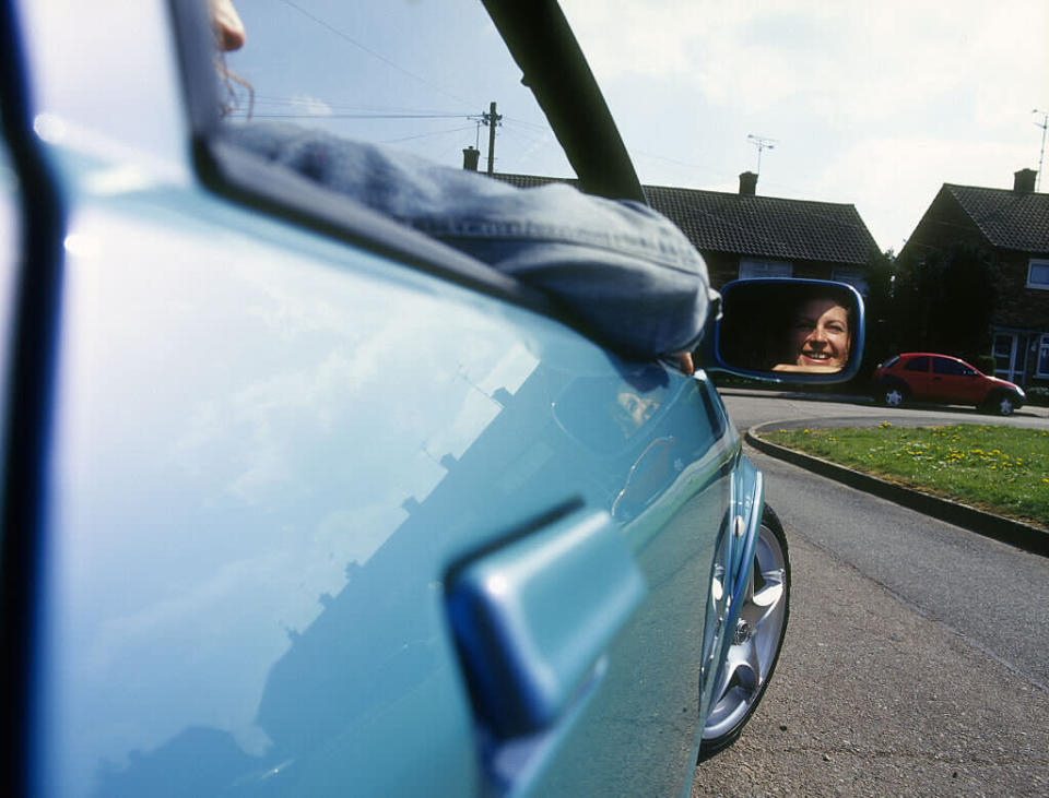 Uno specchietto retrovisore laterale del secolo scorso (foto: Getty Images)