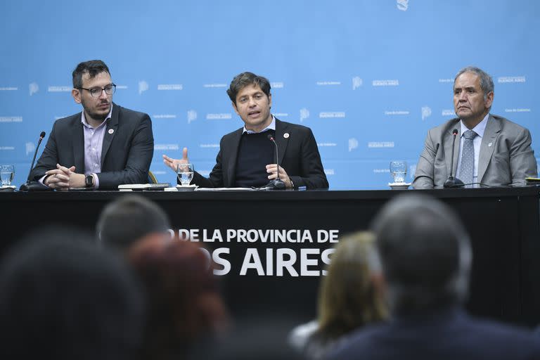 Cuattromo, Kicillof y Palazzo, en la conferencia de prensa en el Salón Dorado de la gobernación bonaerense