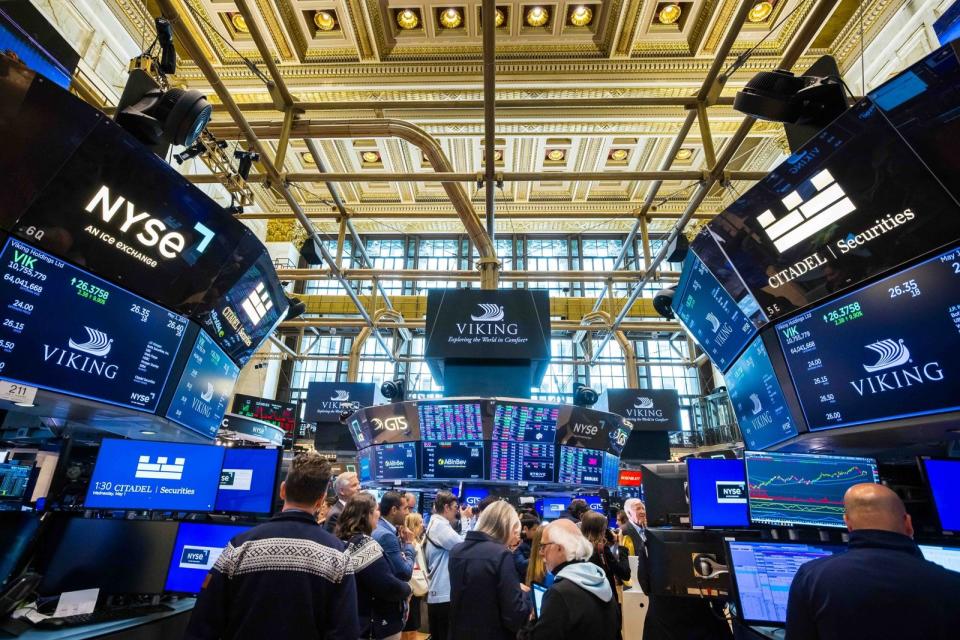 美國大選前股市恐拉回整理，投資人可趁勢布局半導體或科技ETF。（翻攝自NYSE臉書）