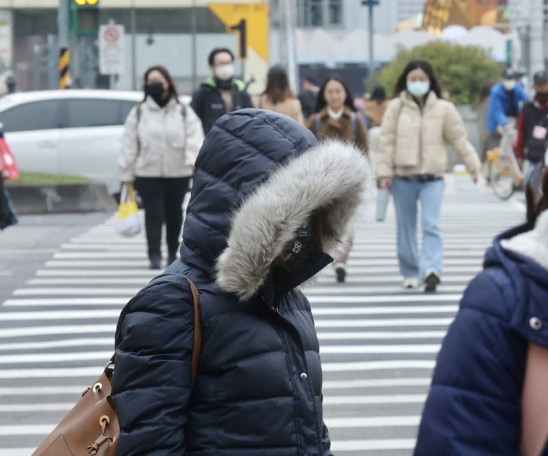 中央氣象署發布低溫特報，受強烈大陸冷氣團影響， 各地氣溫明顯偏低。圖為台北市西門町商圈，民眾穿外套、戴帽子禦寒。（中央社資料照）