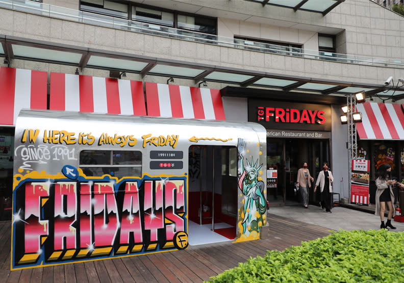 TGI FRIDAYS在台北信義店門口打造「紐約地鐵車廂」。蘇義傑攝