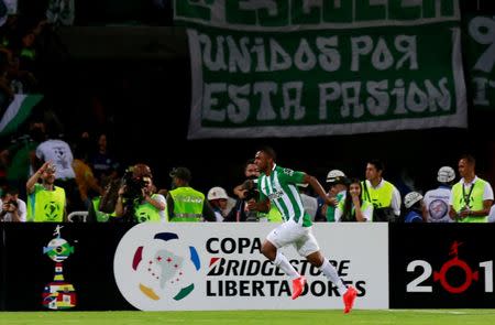 Fútbol - Atlético Nacional vs Independiente del Valle - Copa Libertadores - Final - Colombia – Estadio Atanasio Girardot, Medellín, Colombia, 27/7/16- Miguel Borja (al centro) de Atlético Nacional celebra después de anotar frente a Independiente del Valle en la final de la Copa Libertadores. Atlético Nacional de Colombia se coronó el miércoles campeón de la Copa Libertadores de América tras derrotar por 1-0 a Independiente del Valle de Ecuador, un triunfo que le permitió ganar por segunda vez en su historia el máximo torneo del fútbol continental a nivel de clubes. REUTERS/Fredy Builes