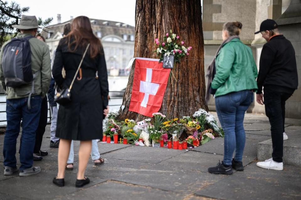 El altar en honor a la joven ciclista fallecida