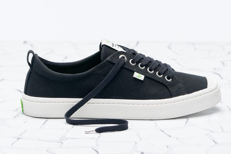 Cariuma Black Canvas OCA LOW