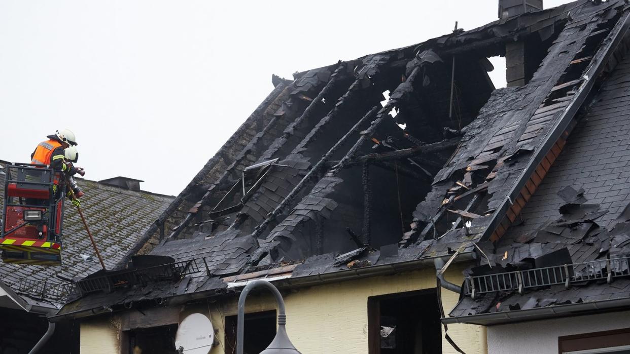 Tödliche Falle: Das ausgebrannte Einfamilienhaus im Ortskern von Mengerskirchen.