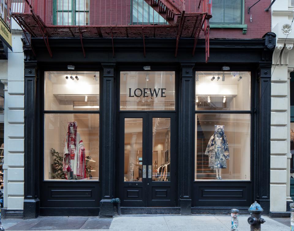 The new store is located on the ground level of an edifice characteristic of its SoHo neighborhood, which Anderson describes as “realistic, homey, and romantic.”