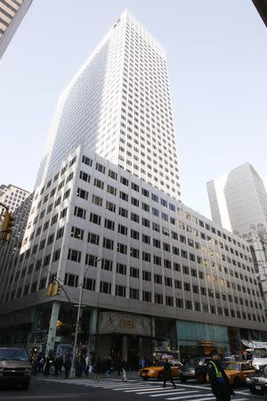 FILE PHOTO: Passers-by walk near the office building at 666 Fifth Avenue in New York December 7, 2006. REUTERS/Keith Bedford