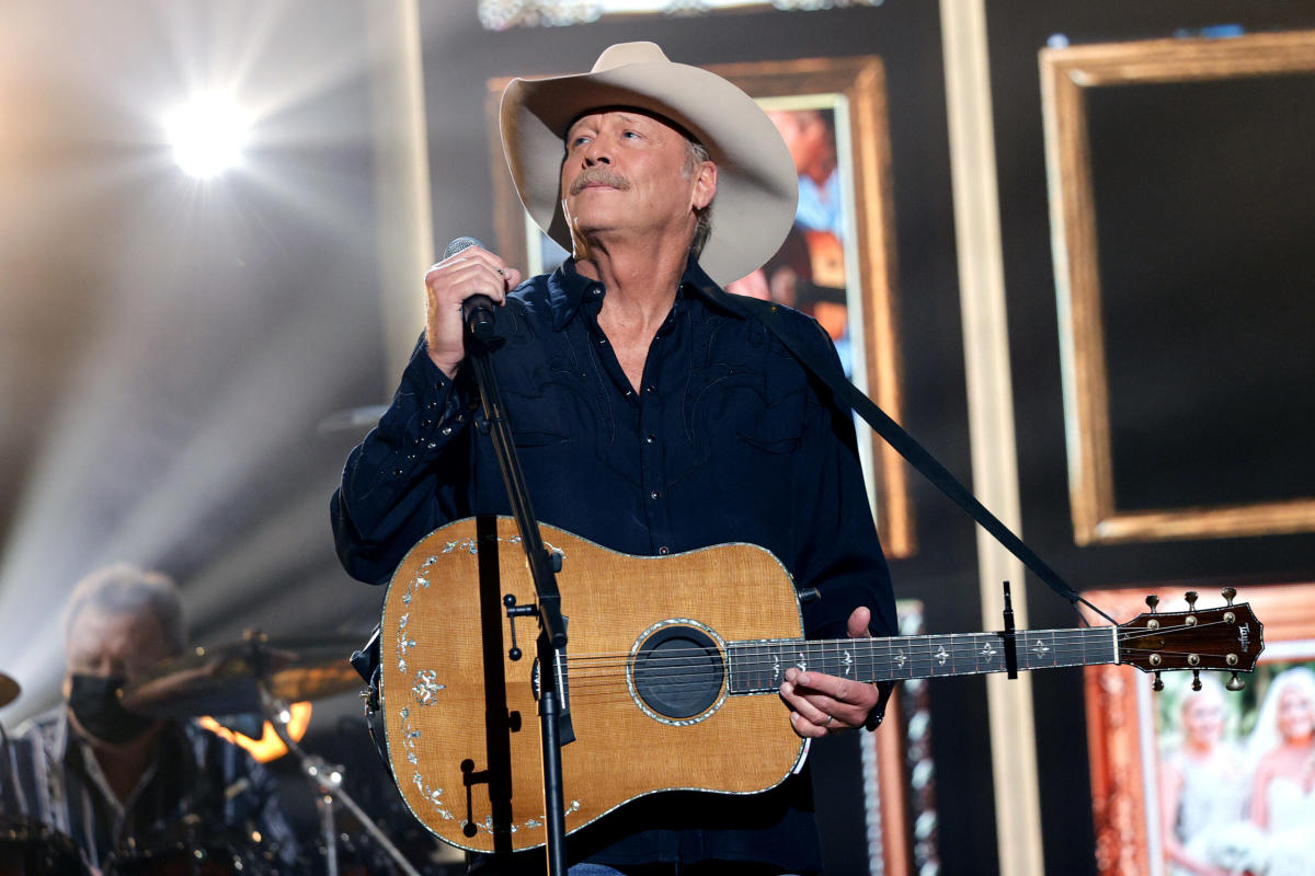 Alan Jackson Belts Out 'Drive' And 'My Baby' In 2021 ACM Award Powerhouse  Performance