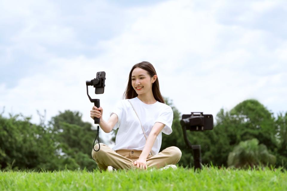 華碩接續推出新款旗艦級手機三軸穩定器ProArt Gimbal，採感應式電動夾爪設計