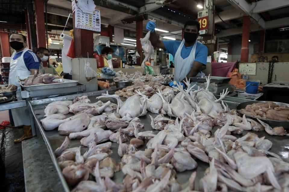 Yew said any raw poultry exposed to Malaysia’s hot and humid weather increased health risks due to bacterial contamination. — Picture by Ahmad Zamzahuri