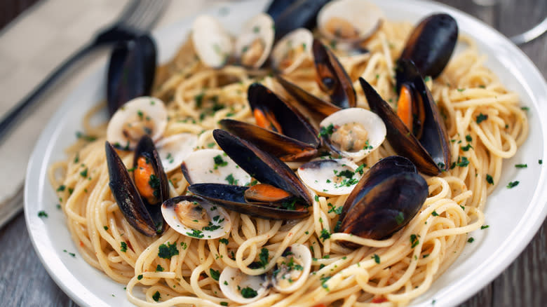 Buttered noodles with seafood