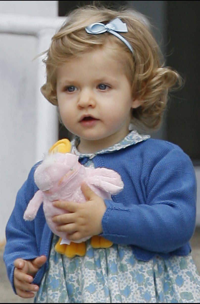 La princesse Leonor d'Espagne devant la clinique Ruber, dans le nord de Madrid, le 1er mai 2007