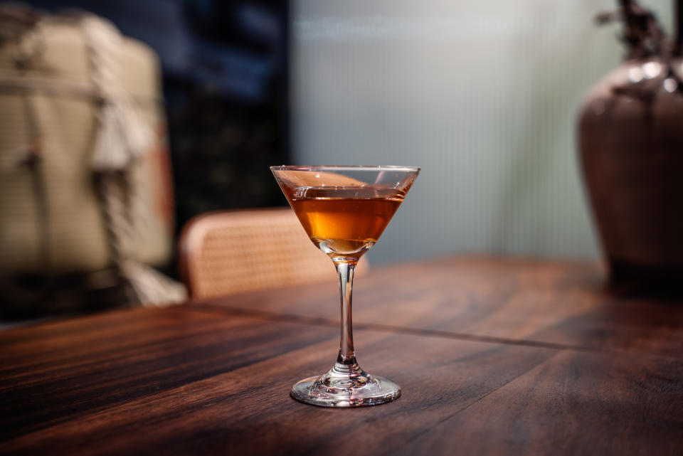 La copa de martini es uno de los tipos de vasos más conocidos para la coctelería