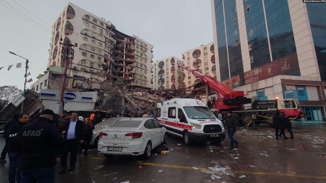 Destrucción en el centro de negocios Galeria en Diyarbakır, en Anatolia Suroriental, Turquía. <a href="https://commons.wikimedia.org/wiki/File:2023_Gaziantep_Earthquake-Diyarbakir_1.jpg" rel="nofollow noopener" target="_blank" data-ylk="slk:Wikimedia Commons / Mahmut Bozarslan (Voice of America);elm:context_link;itc:0;sec:content-canvas" class="link ">Wikimedia Commons / Mahmut Bozarslan (Voice of America)</a>