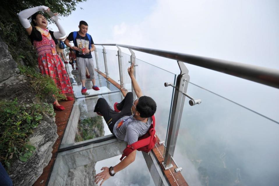 El puente era en su inauguración, el pasado mes de mayo, el más largo y alto del mundo en la categoría de pasarelas transparentes, aunque el de la Torre Jinmao le ha igualado en la segunda de estas variables. Foto: Getty Images