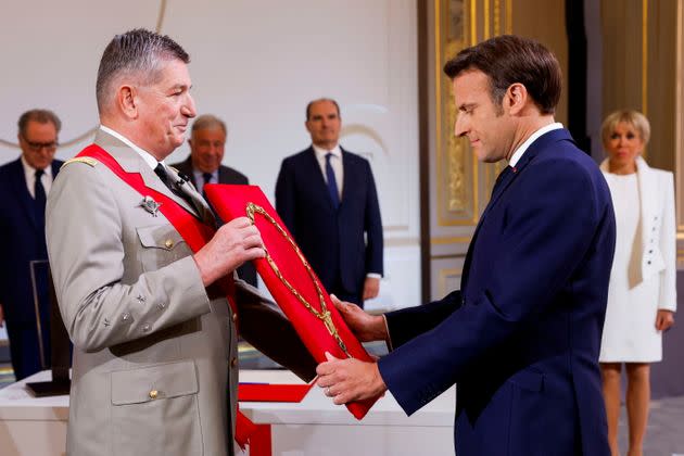 Emmanuel Macron a été officiellement investi pour un second mandat ce samedi 7 mai à l'Elysée. Le général Puga lui présente ici le collier de la légion d'honneur.  (Photo: via Associated Press)