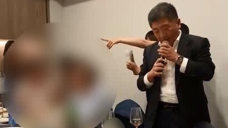 陳時中疫情期間與友人聚會飲酒、唱歌。（圖／翻攝畫面）