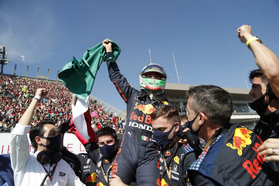 Durante su carrera en la F1, el piloto mexicano ha conseguido un total 15 podios. (REUTERS/Francisco Guasco)