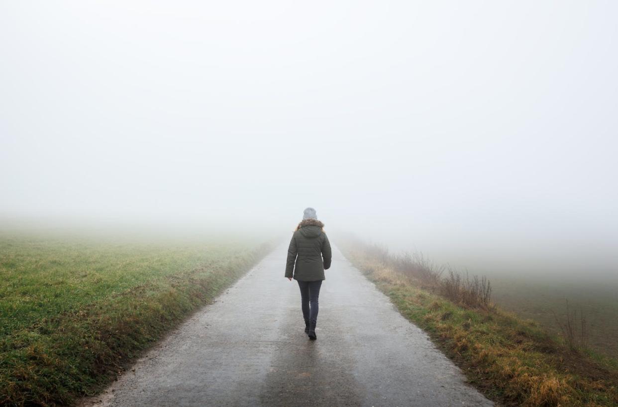 <a href="https://www.shutterstock.com/es/image-photo/lonely-woman-walks-on-empty-road-2251145091" rel="nofollow noopener" target="_blank" data-ylk="slk:Encierro/Shutterstock;elm:context_link;itc:0;sec:content-canvas" class="link ">Encierro/Shutterstock</a>