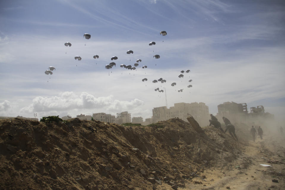 La Fuerza Aérea estadounidense deja caer ayuda humanitaria para los palestinos en Ciudad de Gaza, Franja de Gaza, el sábado 9 de marzo de 2024. (AP Foto/Mahmoud Essa)