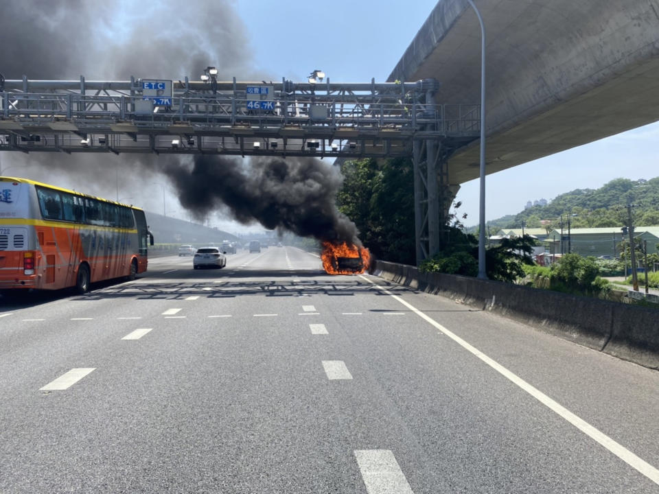 國道1號北向47公里處桃園路段26日下午發生火燒車，74歲許姓男駕駛發現車輛異狀後緊急跳車，幸未受傷。（圖／警方提供）