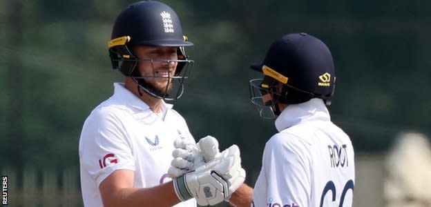 Ollie Robinson celebra sus 50 años con Joe Root