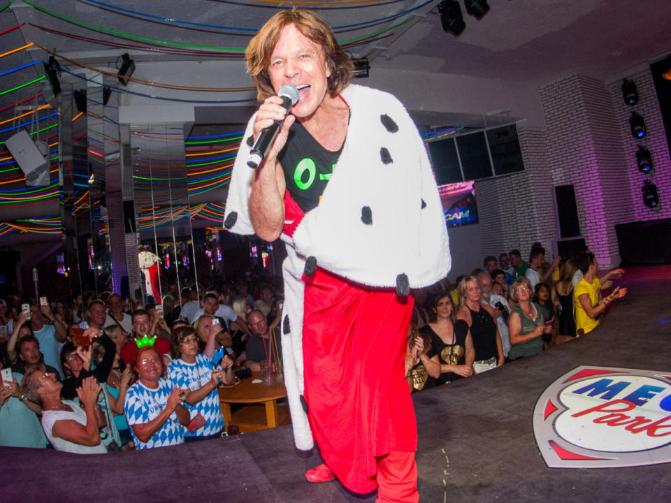 Jürgen Drews bezeichnet sich schon lange als König von Mallorca. Klar, dass er immer wieder in einem "Goodbye Deutschland!"-Special der Balearen-Insel zu sehen ist. Ob bei Auftritten im Megapark oder bei der Eröffnung seines Cafés, er war schon das eine oder andere Mal in der TV-Show zu sehen. (Bild-Copyright: WENN.com)