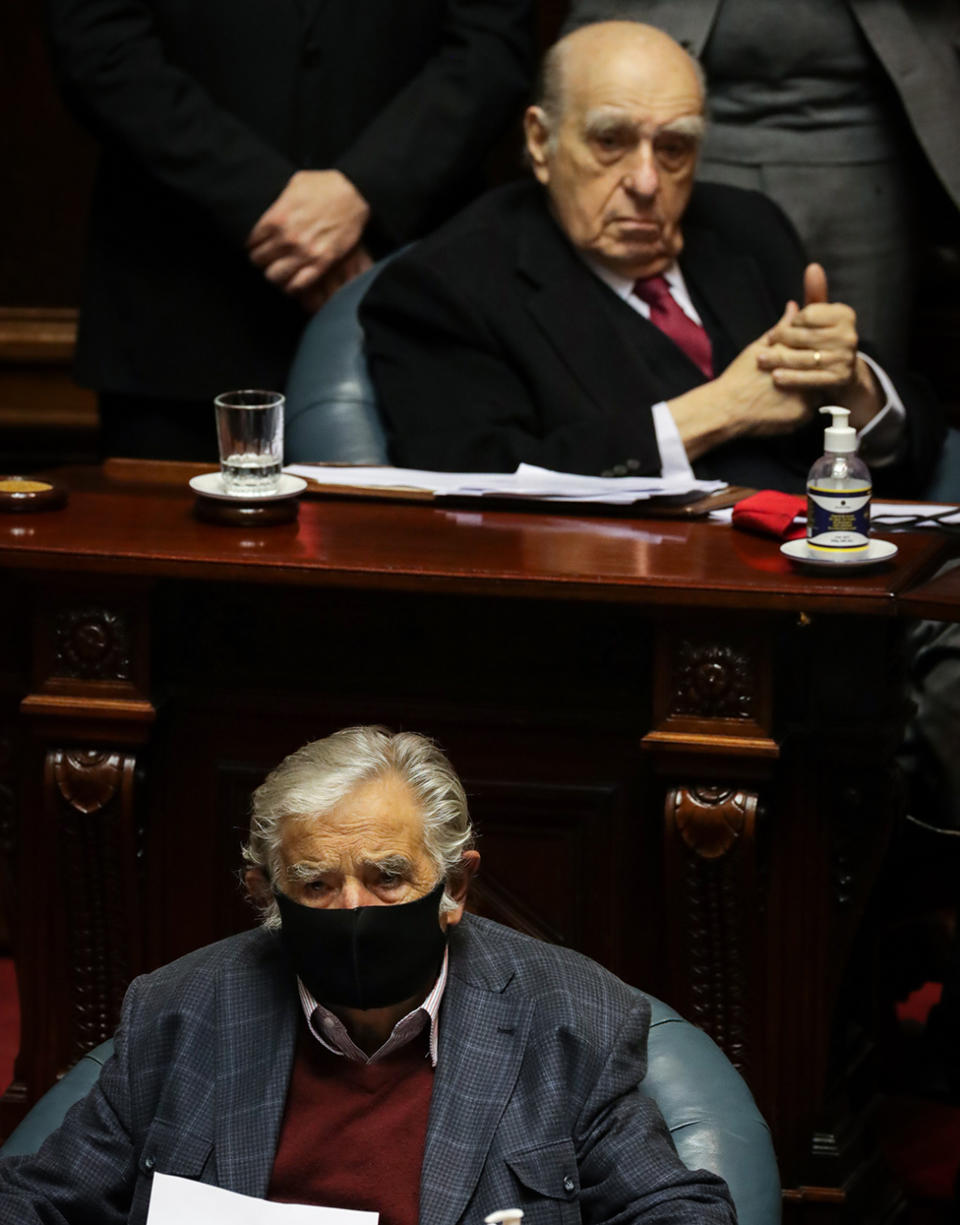 Julio María Sanguinetti (arriba) y José "Pepe" Mujica durante su sesión de despedida en el Senado