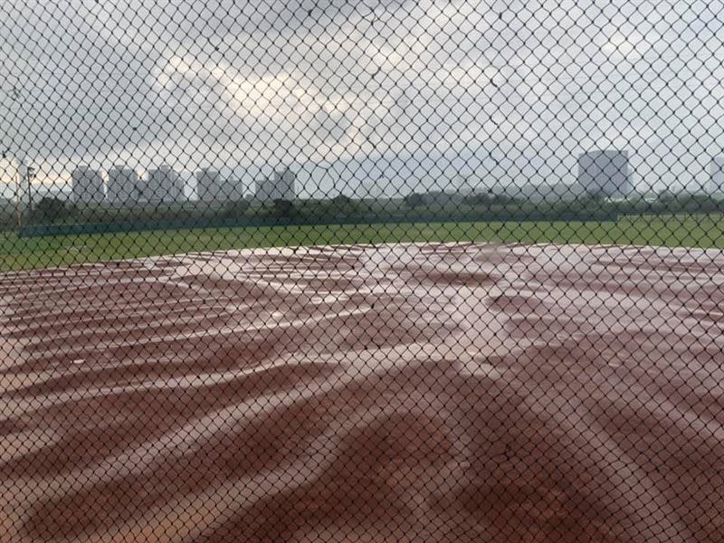 午後雷雨造成社子島棒球場淹水。（圖／翻攝自 陳文尚 臉書）