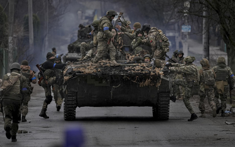 ARCHIVO - Soldados ucranianos suben a un vehículo de combate en las afueras de Kiev, Ucrania, el 2 de abril de 2022, para enfrentar la invasión rusa. (AP Foto/Vadim Ghirda, Archivo)