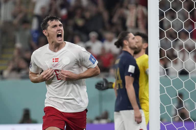 El danés Andreas Christensen celebra tras anotar un gol en la derrota 2-1 ante Francia