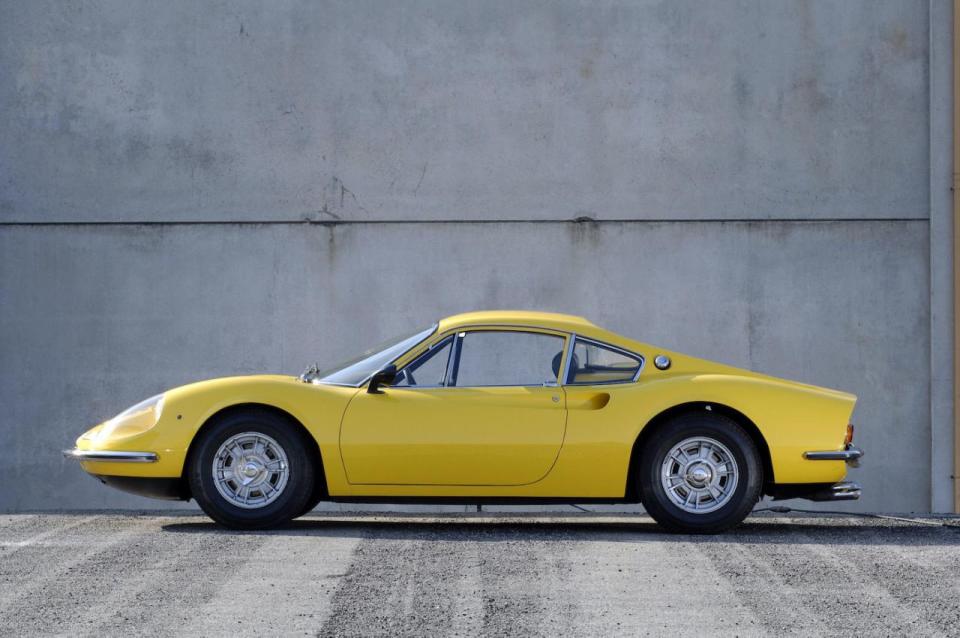 <p>La Dino 206GT a motore centrale presentata a Torino nel 1967 è uno dei modelli storici del Cavallino Rampante, seppur non portasse lo stemma all’epoca. Leggera, stilisticamente perfetta, ingegneristicamente avanti: quasi perfetta, insomma. (foto: Yahoo UK) </p>