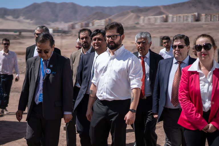 En esta foto difundida por la oficina de prensa de la presidencia chilena, el presidente de Chile Gabriel Boric camina durante un evento para presentar la Estrategia Nacional del Litio en Antofagasta, Chile, el 21 de abril de 2023.