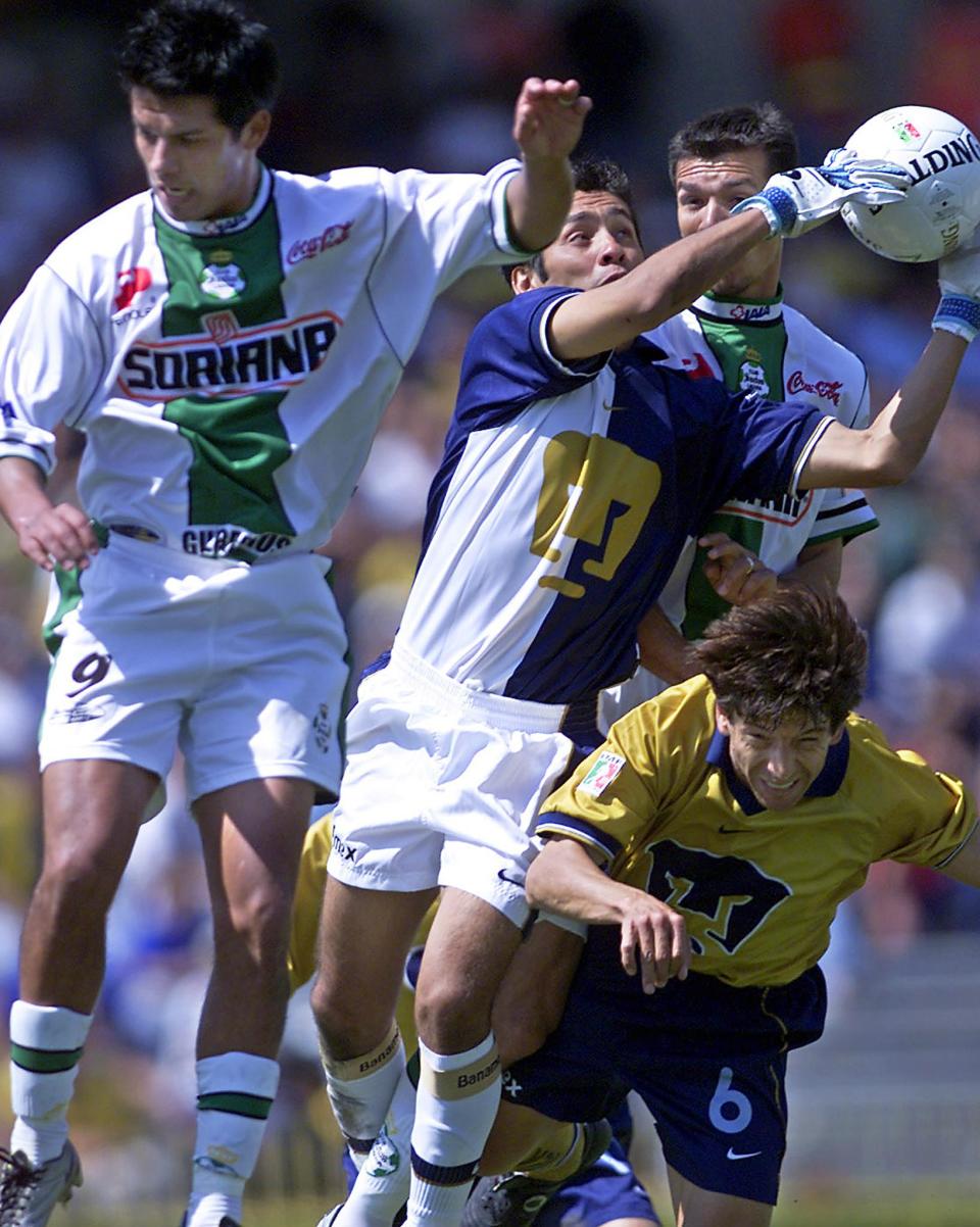 Jorge Campos mantuvo dos etapas con Pumas, la primera de 1988 a 1995 y la seguunda de 1998 al 2000. (Foto: ALFREDO ESTRELLA/AFP via Getty Images)