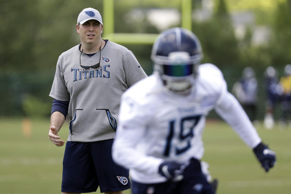 Tennessee Titans offensive coordinator Arthur Smith, left, watches as wide receiver Tajae Sharpe (19) runs a drill. (AP)