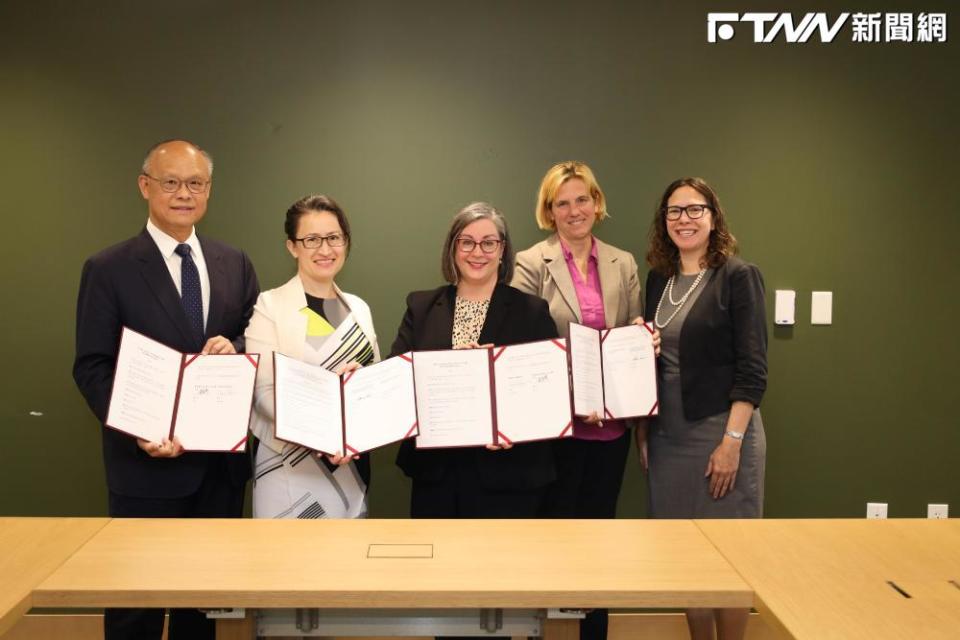 「台美21世紀貿易倡議」首批協定於華府美國在台協會(AIT)總部完成簽署。（圖／行政院提供）