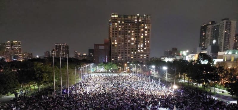 台中府前廣場塞滿5000位觀賽民眾，一起為中華隊加油。（圖／翻攝自FB／鄭照新）