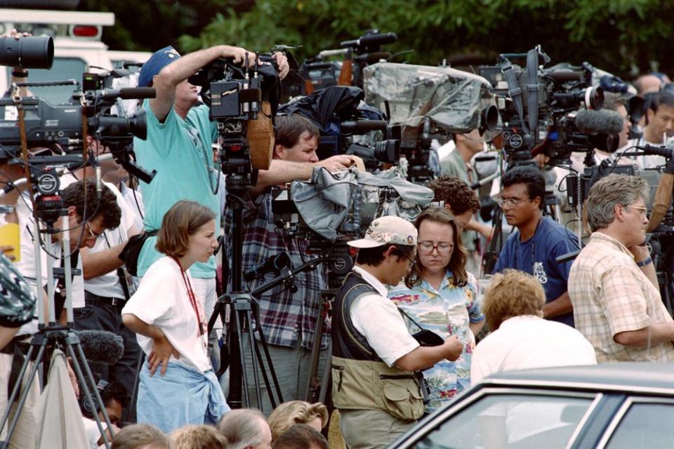 Reporters and news crews gathered outside Richard Jewell's apartment on July 31, 1996. | Doug Collier/AFP/Getty