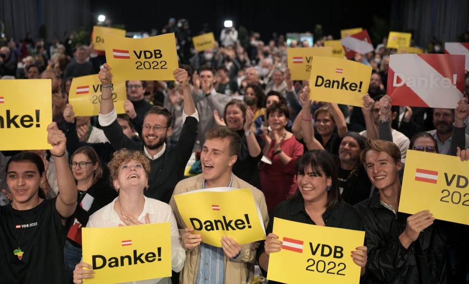 Supporters of Austrian President Alexander Van der Bellen react after hearing first results of the Austrian Presidential election in Vienna, Austria, Sunday, Oct. 9, 2022. Signs read "thank you". (AP Photo/Markus Schreiber)