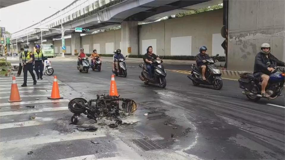 碰！左轉搶快對撞直行車　2機車燒成火球