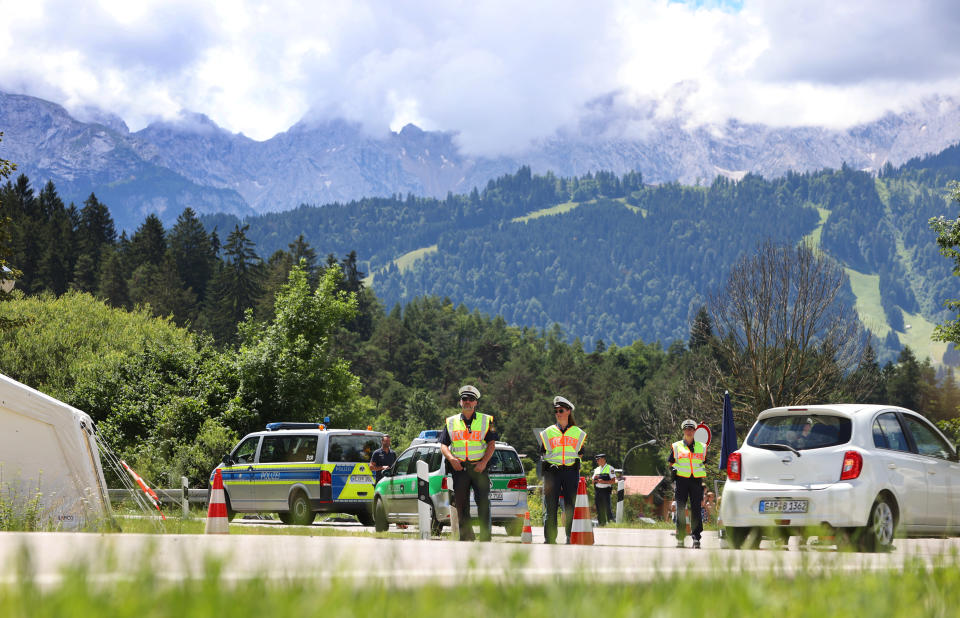 <p>Polizisten stehen bei einer Verkehrskontrolle am Ortseingang von Garmisch-Partenkirchen. (Foto: Karl-Josef Hildenbrand/dpa)</p> 