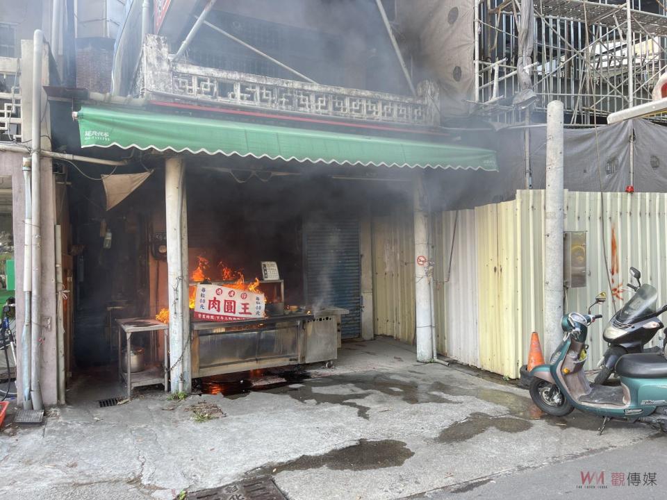 ▲位於彰化市彰美路「過溝仔肉圓王」發生火警，烹煮區火勢猛烈，消防員部署水線噴灑泡沫，攤位上的肉圓瞬間覆蓋一層厚厚的泡沫，全都泡湯。（圖／記者陳雅芳攝，2023.10.12）